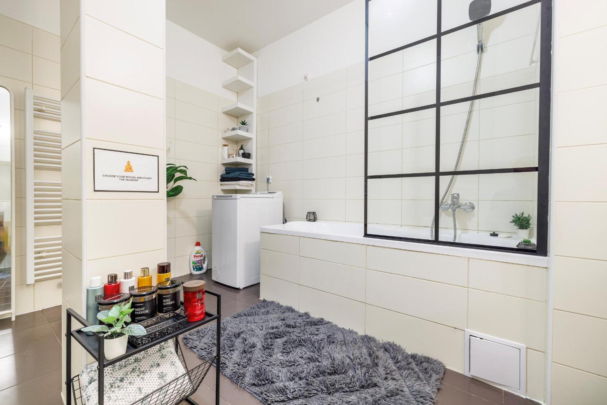Spacious Flat & Parking Possibility, 3 Stops To Wenceslav Square Praha Eksteriør bilde